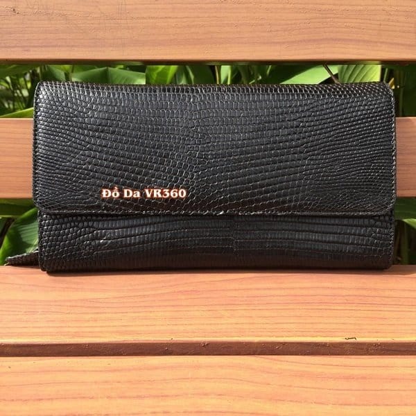 "Thiết kế đặc biệt của ví cầm tay đeo chéo nữ da Kỳ Đà VKD02"