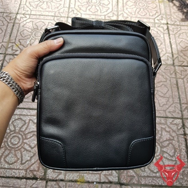 Túi đeo chéo nam da bò KT90: Thiết kế thông minh với nhiều ngăn để bạn dễ dàng sắp xếp và lấy đồ.