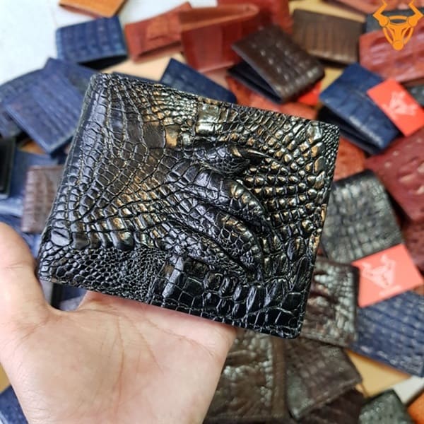 "Thiết kế độc đáo của ví da cá sấu bàn tay đen VB0106 - Sự kết hợp hoàn hảo giữa chất lượng và sang trọng"