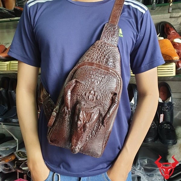 Túi đeo chéo ngực da cá sấu TF1A10-2: Sự lựa chọn của những người yêu thích phụ kiện đẳng cấp.