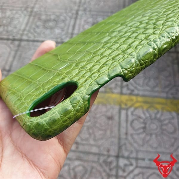 Kết hợp giữa da cá sấu và màu xanh rêu: Ốp lưng đẳng cấp cho iPhone XS Max