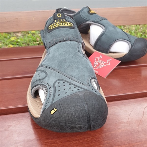 "Giày Sandal Dã Ngoại Da Bò GSD03-XN: Sự thoải mái và bền bỉ cho chân trong môi trường hoang dã"