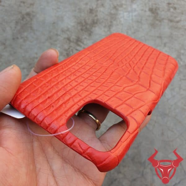 "Bảo vệ chống trầy xước: Ốp lưng da cá sấu màu nâu đỏ bền bỉ cho iPhone 11"