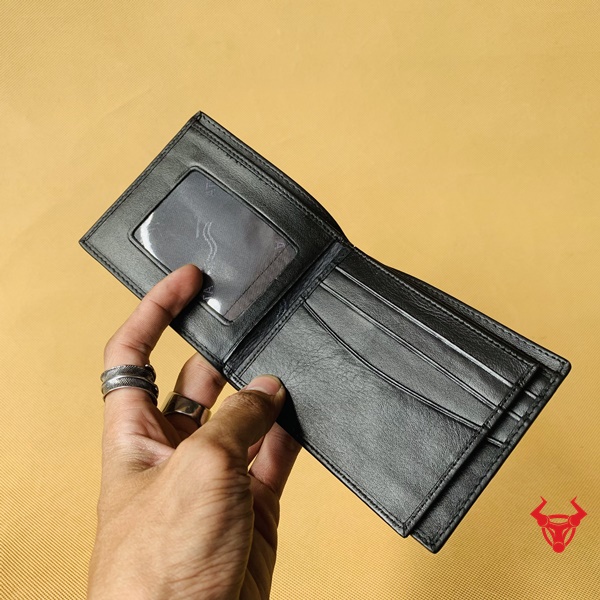 Mặt trên bằng da bò thật: Mặt trên ví được làm từ da bò thật cao cấp, tạo nên sự cân bằng hoàn hảo giữa sự sang trọng và tính chất bền bỉ.