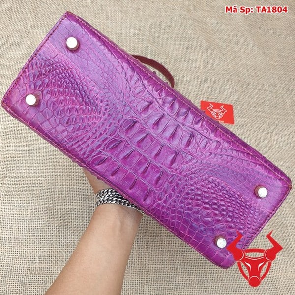 Túi xách nữ đeo chéo da cá sấu gù đỏ tươi - TAA4: Điểm nhấn thời trang cho set đồ của bạn