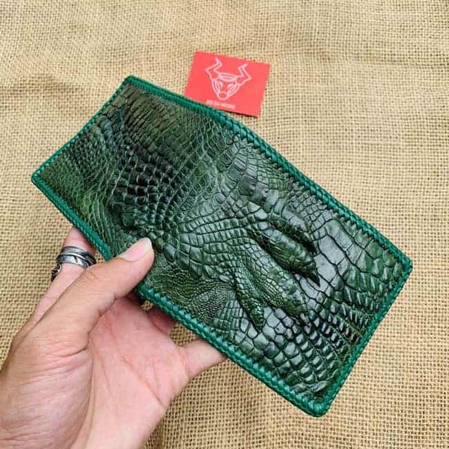 "Thiết kế sang trọng và chất lượng cao của bóp cá sấu ngang đan viền bàn tay"