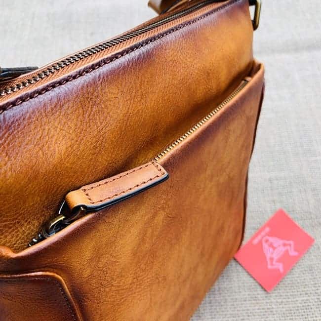 Túi đeo chéo nam da bò cao cấp A22 - Có thể đựng được nhiều vật dụng như điện thoại, ví tiền, khăn giấy...