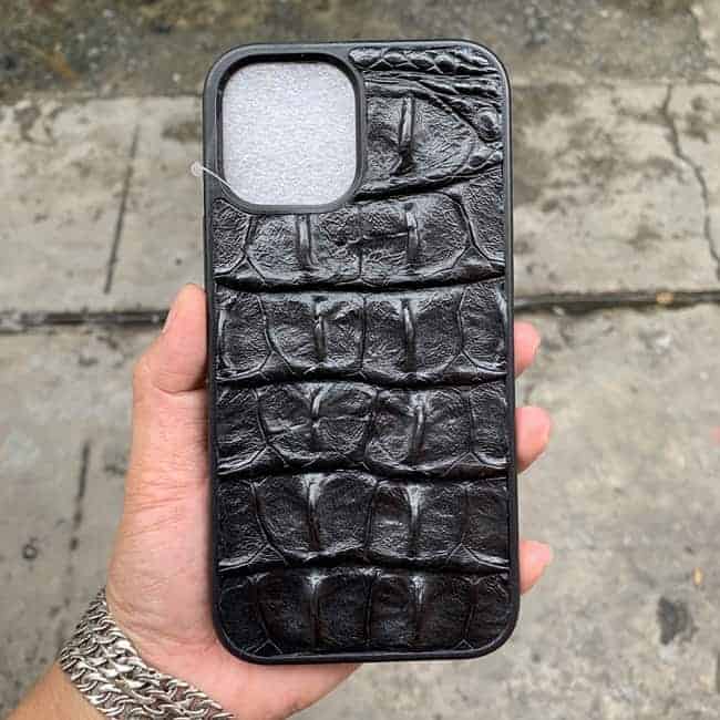 "Sự kết hợp hoàn hảo giữa da cá sấu và iPhone 12 Pro Max trong ốp dán"
