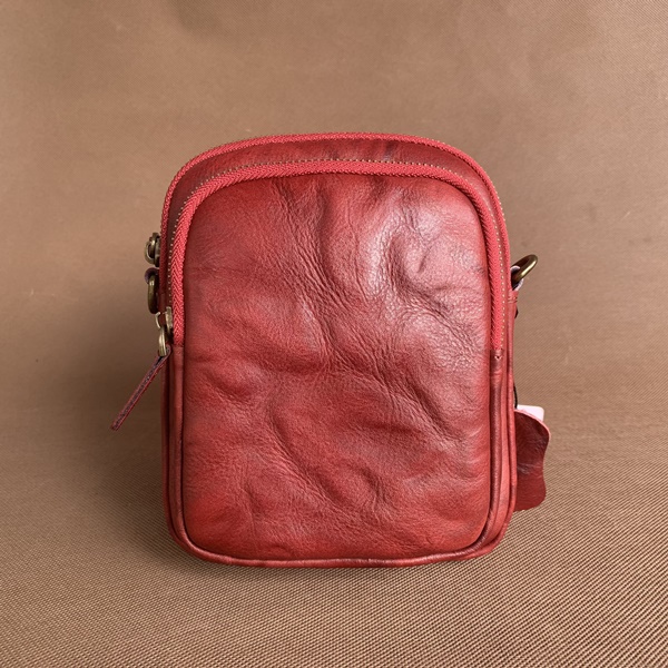 Túi đeo chéo da bò A43 màu đỏ rượu vang: Phong cách thời trang nam tính đầy cuốn hút.