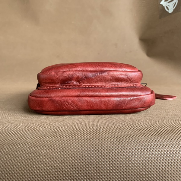 Túi đeo chéo da bò A43 màu đỏ rượu vang: Sản phẩm cao cấp với chất liệu da bò thật 100%.