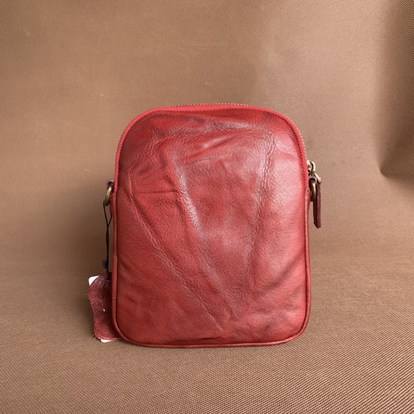 Túi đeo chéo da bò A43 màu đỏ rượu vang: Sự kết hợp hoàn hảo giữa tính tiện lợi và tính thẩm mỹ.