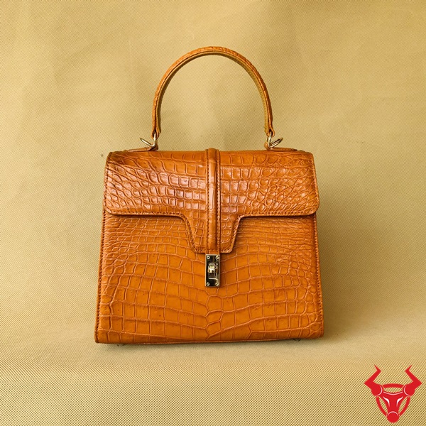 Túi xách TAFA8 được làm bằng da cá sấu thật, kết hợp với sự khéo léo trong thiết kế, tạo nên vẻ đẳng cấp đầy quyến rũ.