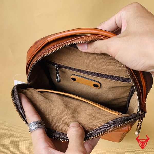 Túi đeo chéo form đứng - Da Veg - A46: Thiết kế tiện lợi, giúp bạn dễ dàng mang theo các vật dụng cá nhân.