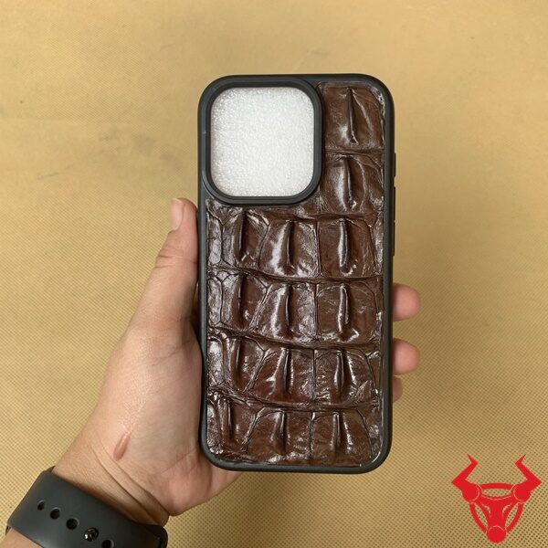 "Chinh phục phong cách: Ốp lưng iPhone 15 Pro da cá sấu - EXC với thiết kế độc đáo"