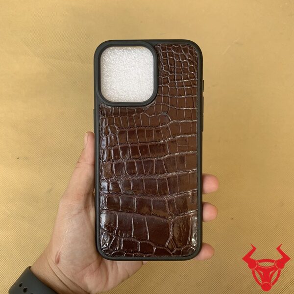"Sự tinh tế trong từng chi tiết: Ốp lưng da cá sấu - EXE cho iPhone 15 Pro Max"