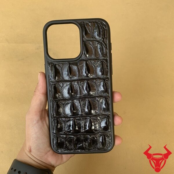"Một dấu ấn của phong cách: Ốp lưng da cá sấu - EXE cho iPhone 15 Pro Max"