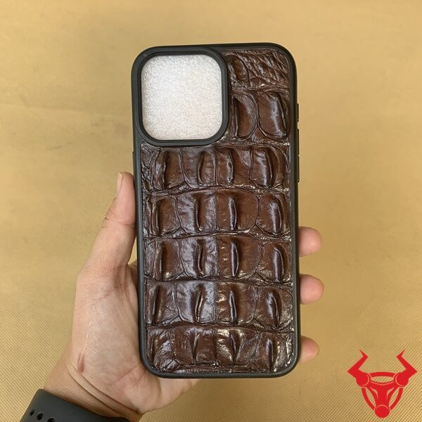 "Bảo vệ và thẩm mỹ cùng một lúc: Ốp lưng iPhone 15 Pro Max da cá sấu - EXE"