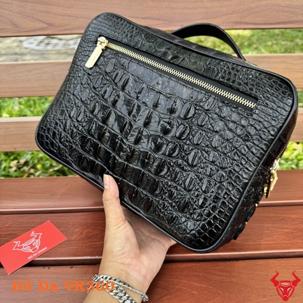 Túi clutch nam da cá sấu CQA4 khi cầm trên tay, thể hiện đẳng cấp và phong cách lịch lãm.