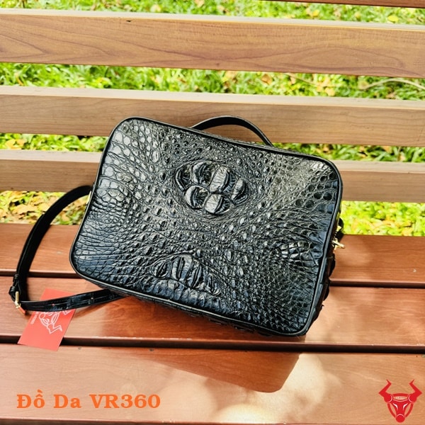 Túi clutch xách tay da cá sấu CQA4 nằm nghiêng, khoe trọn vẻ đẹp và sự tinh tế trong từng chi tiết