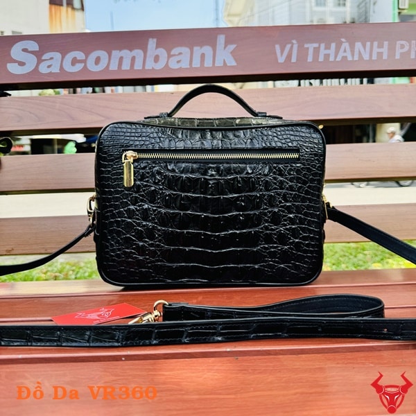 Mặt sau của túi clutch da cá sấu CQA4, thiết kế đơn giản nhưng không kém phần sang trọng. Có thêm 1 dây khóa kéo tiện dụng