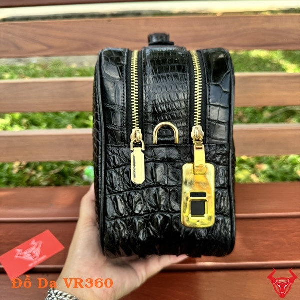 Bên hông phải của túi clutch da cá sấu CQA4, tích hợp khóa vân tay hiện đại đảm bảo an toàn tối đa