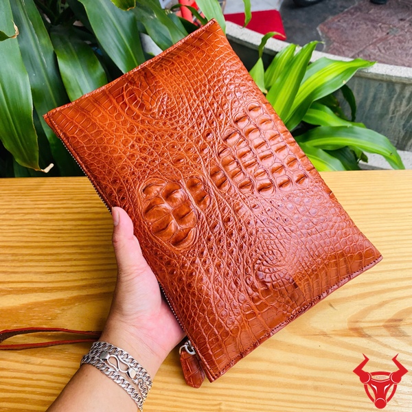 Clutch Da Cá Sấu Nâu Đỏ CBCA4 - Tiện Lợi và Sang Trọng Clutch da cá sấu nâu đỏ, tiện lợi và sang trọng.