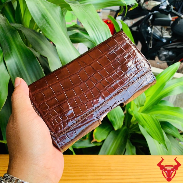 Bao Da Thắt Lưng OFAA8 - Cao Cấp Cho Quý Ông Hiện Đại Bao da thắt lưng OFAA8 cao cấp từ da bụng cá sấu, trưng bày với vòng cổ tay.