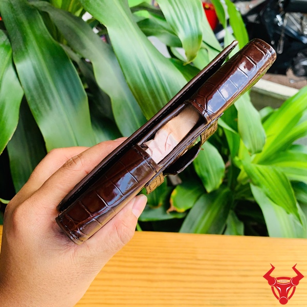 Bao Da Đeo Thắt Lưng OFAA8 - Sang Trọng Với Thiết Kế Cao Cấp Hình ảnh bao da thắt lưng OFAA8 sang trọng, cầm tay với logo thương hiệu.