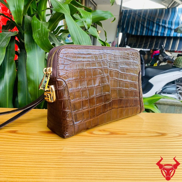 Clutch CIAA8 Nâu Đất – Phong Cách Thời Trang Lịch Lãm Clutch da cá sấu màu nâu tối giản với khóa kéo cao cấp