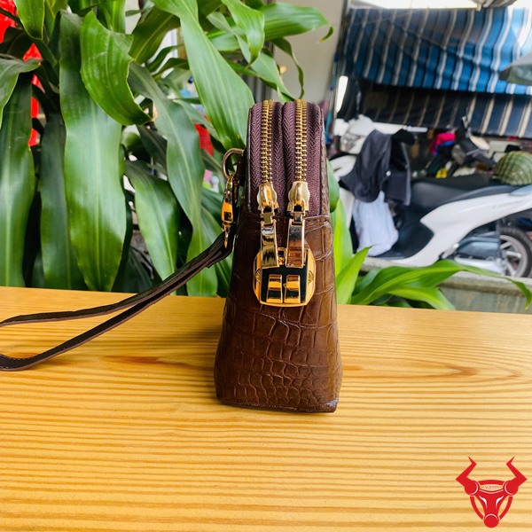 Thiết Kế Tối Ưu – Clutch Cầm Tay Nam CIAA8 Cao Cấp Clutch da thật màu nâu đất với chi tiết hoàn thiện thủ công tinh xảo