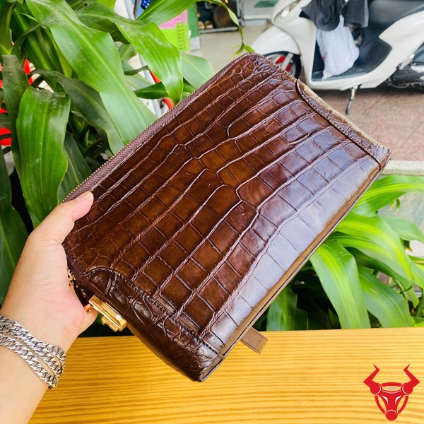 Clutch Nam Da Cá Sấu CIAA8 – Tiện Lợi Cho Mọi Dịp Clutch da cá sấu nâu đất – lựa chọn hoàn hảo cho doanh nhân