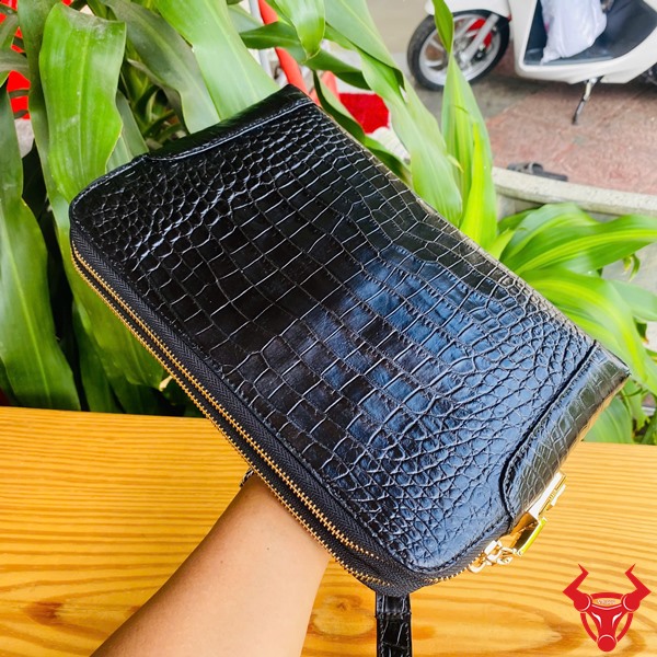 Clutch Nam Màu Đen CIAA8 – Tối Giản Nhưng Đầy Tinh Tế Clutch màu đen làm từ da bụng cá sấu thật mềm mại, bền bỉ