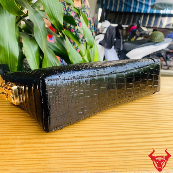 CIAA8 – Clutch Cầm Tay Da Thật Cao Cấp, Tiện Lợi Cho Mọi Dịp Clutch màu đen da cá sấu bụng sang trọng, quyền lực