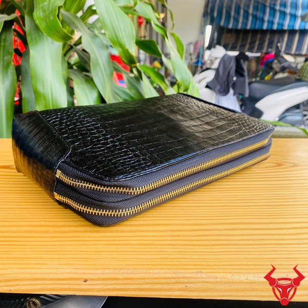 Clutch CIAA8 Da Cá Sấu Đen – Chất Lượng Đỉnh Cao, Thiết Kế Thông Minh Clutch cá sấu đen với nội thất rộng rãi, chia ngăn hợp lý