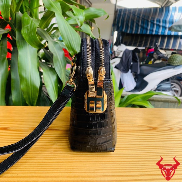 Clutch CIAA8 – Vẻ Đẹp Quyền Lực Của Màu Đen Cá Sấu Clutch cao cấp da cá sấu đen, tỉ mỉ đến từng chi tiết