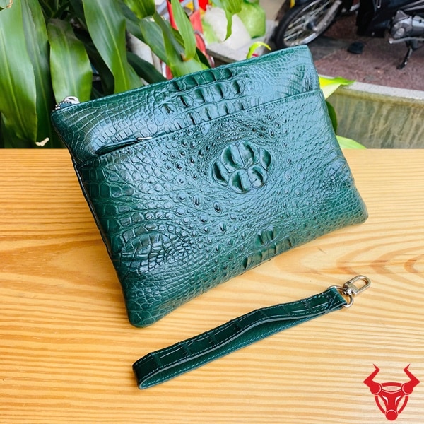 Clutch cầm tay da cá sấu cao cấp, màu xanh lá, phong cách sang trọng.