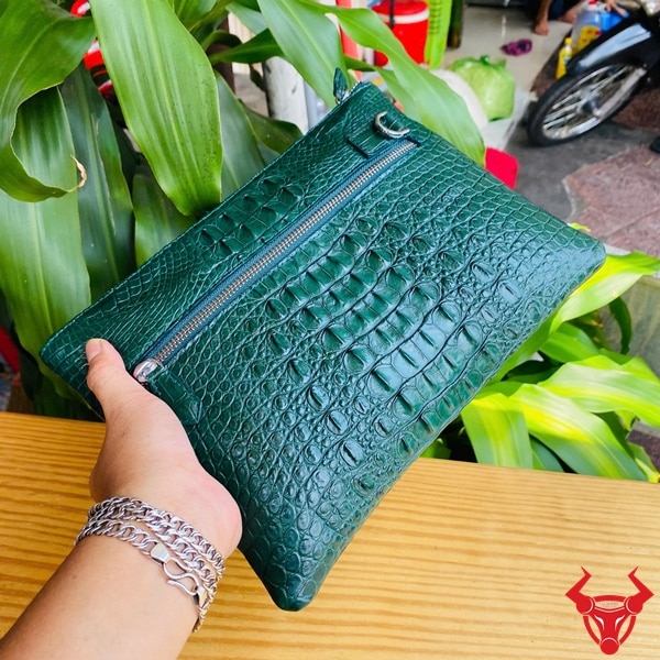 Clutch cầm tay da cá sấu xanh lá, phụ kiện thời trang đẳng cấp.