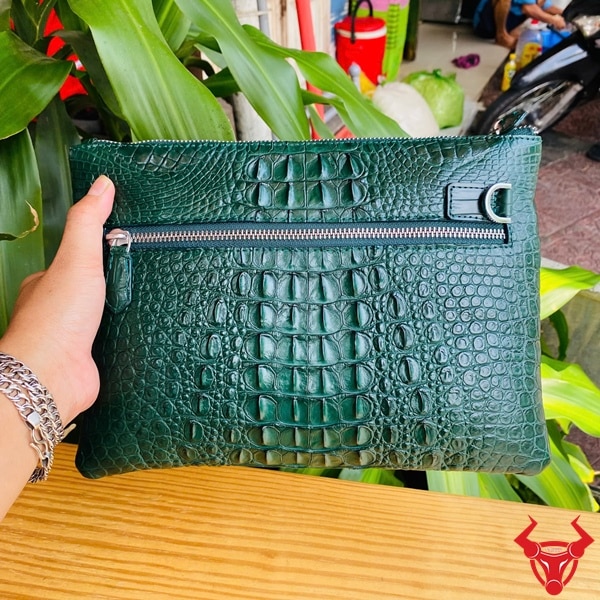 Clutch cầm tay da cá sấu cao cấp, màu xanh lá, đầy đẳng cấp.