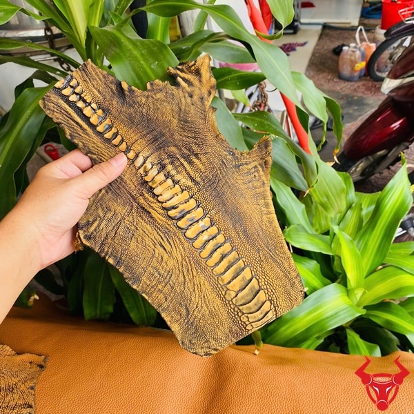 Da chân đà điểu wax màu vàng nâu, bền bỉ và mềm mại, lý tưởng cho thiết kế thời trang.