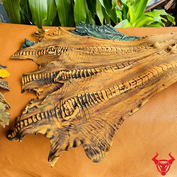 Da chân đà điểu wax màu vàng nâu, mềm mại và độc đáo, tạo phong cách thời trang cá nhân.