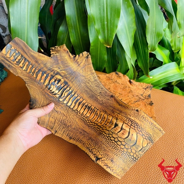 Da chân đà điểu wax màu vàng bò, chất liệu mềm mại và bền bỉ, lý tưởng cho sản phẩm cao cấp.