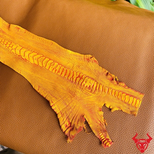 Da chân đà điểu wax màu vàng cam, mềm mại, phù hợp phong thủy và dễ chế tác.