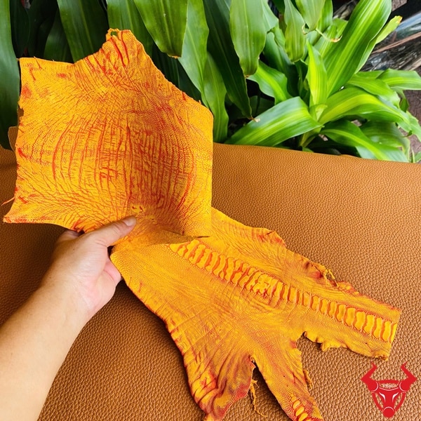 Da chân đà điểu wax màu vàng cam, mềm mại và bền bỉ, lý tưởng cho thiết kế sản phẩm cao cấp.