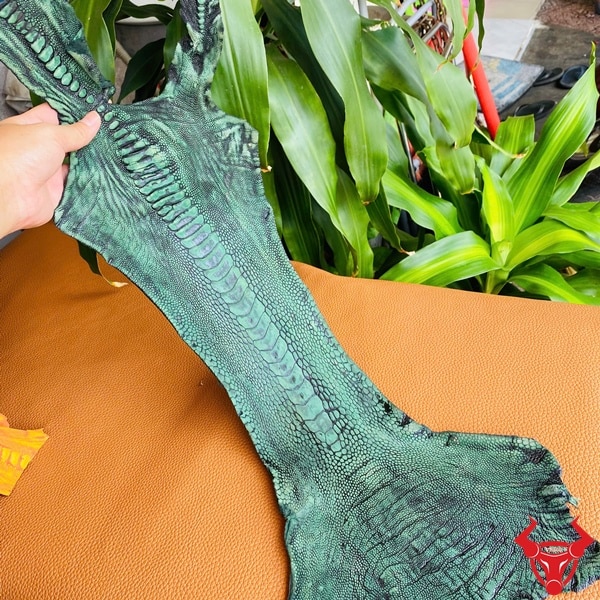 Da chân đà điểu wax màu xanh lá, dễ chế tác thành các sản phẩm cao cấp, mang lại tài lộc.