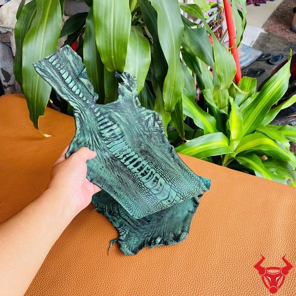Da chân đà điểu wax màu xanh lá, chất liệu cao cấp, mang lại tài lộc.