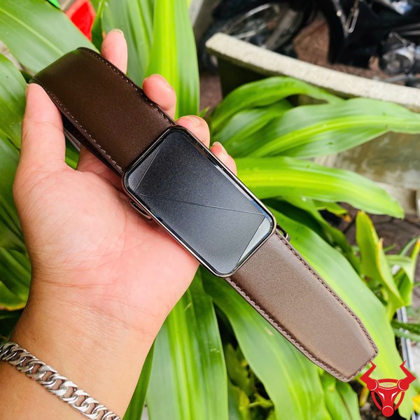 Thắt Lưng Nam TLRN17 – Da Bò Nguyên Tấm Cao Cấp Cận cảnh mặt khóa thắt lưng TLRN17 sang trọng và dây da mịn màng.