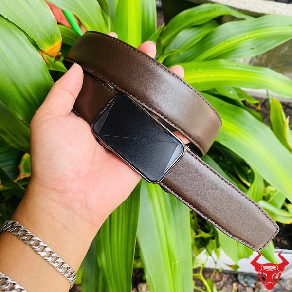 Thắt Lưng TLRN17 – Phụ Kiện Nam Giới Đẳng Cấp Tay cầm thắt lưng da nâu với mặt khóa đen ánh kim hiện đại.
