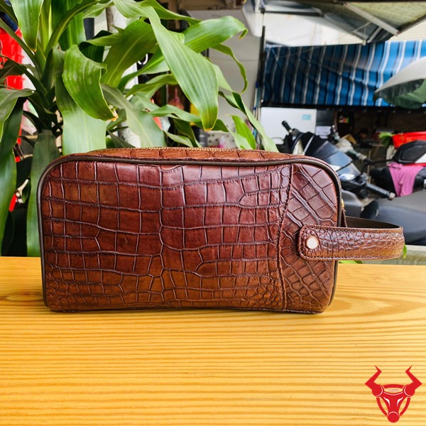 Túi Clutch Da Bụng Cá Sấu CGA8 – Thiết Kế Sang Trọng Clutch nam da bụng cá sấu CGA8, kiểu hộp, màu nâu đậm đẳng cấp.