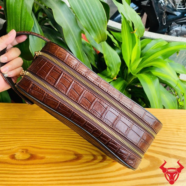 Túi Da Cá Sấu CGA8 – Sang Trọng Từ Chất Liệu Đến Thiết Kế Túi clutch hộp CGA8 dành cho giới doanh nhân lịch lãm.