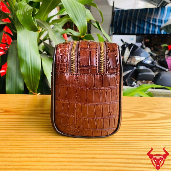 Clutch Doanh Nhân CGA8 – Tối Giản Mà Mạnh Mẽ Clutch CGA8 da bụng cá sấu thật cao cấp, phong cách vượt thời gian.